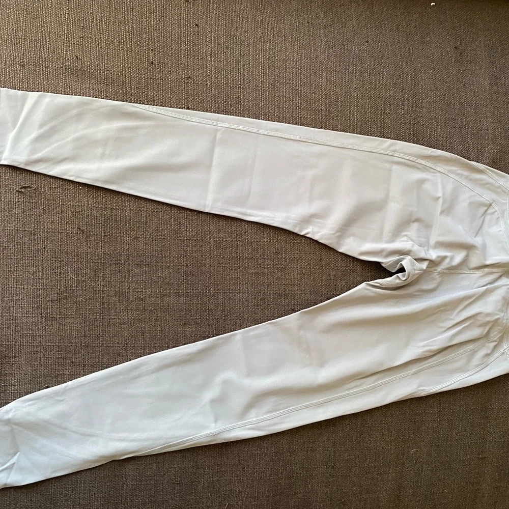 Alphalete leggings in grey size xs never worn comes with bag and tags - Picture 3 of 3